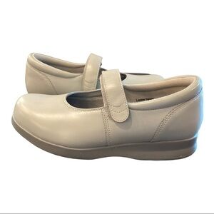 DREW sz 8.5 light gray leather maryjane flats